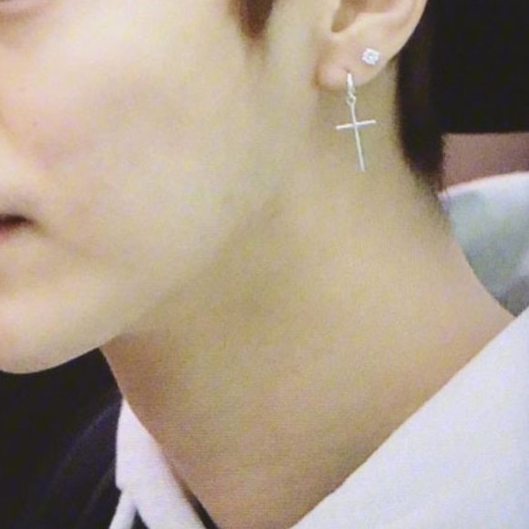 💙Sterling Silver Cross Huggies - Picture 3 of 8